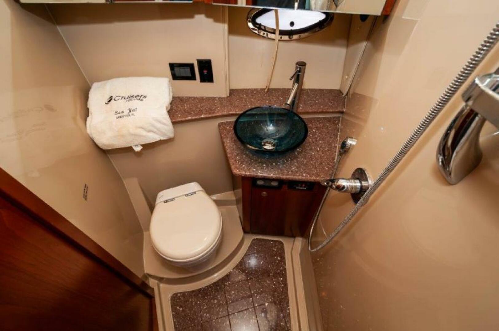 2006 Cruisers Yachts 477 Sport Sedan - Image 22