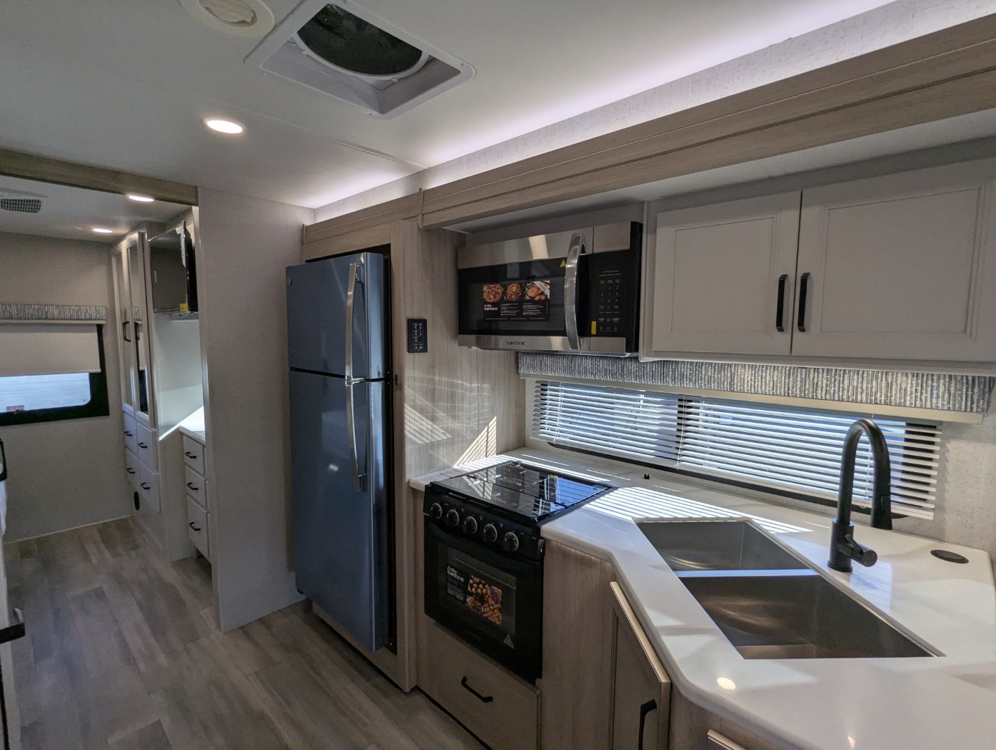 2027 Thor Motor Coach Omni Explorer X32 - Image 27