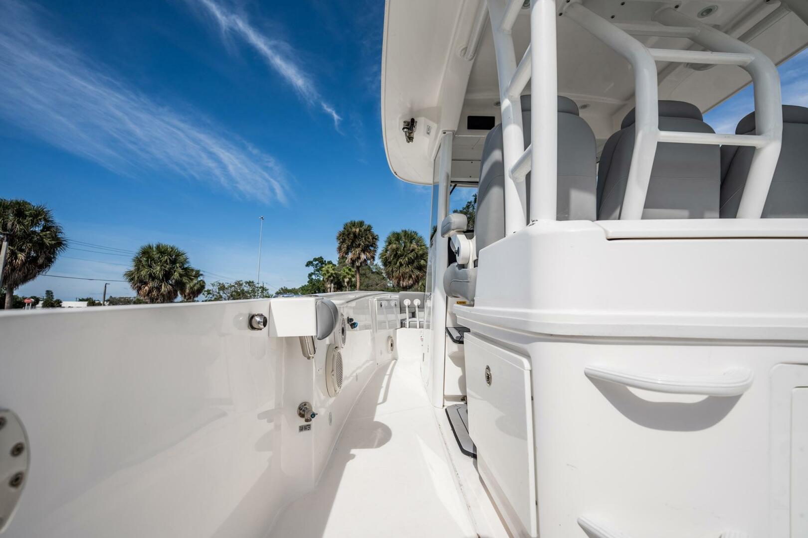 2021 Everglades 335 Center Console - Image 20