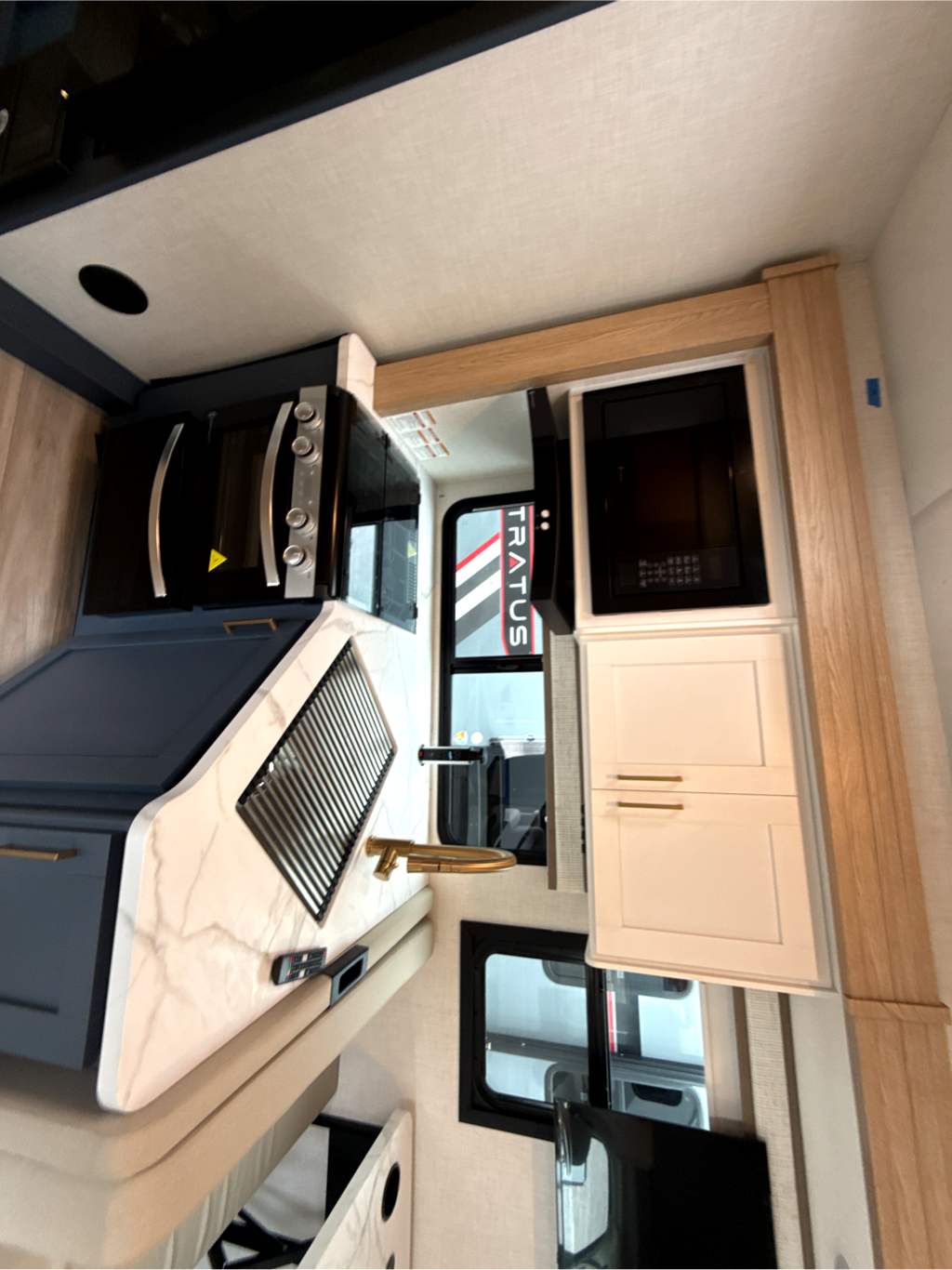 2027 THOR MOTOR COACH MAGNITUDE GA28 - Image 18