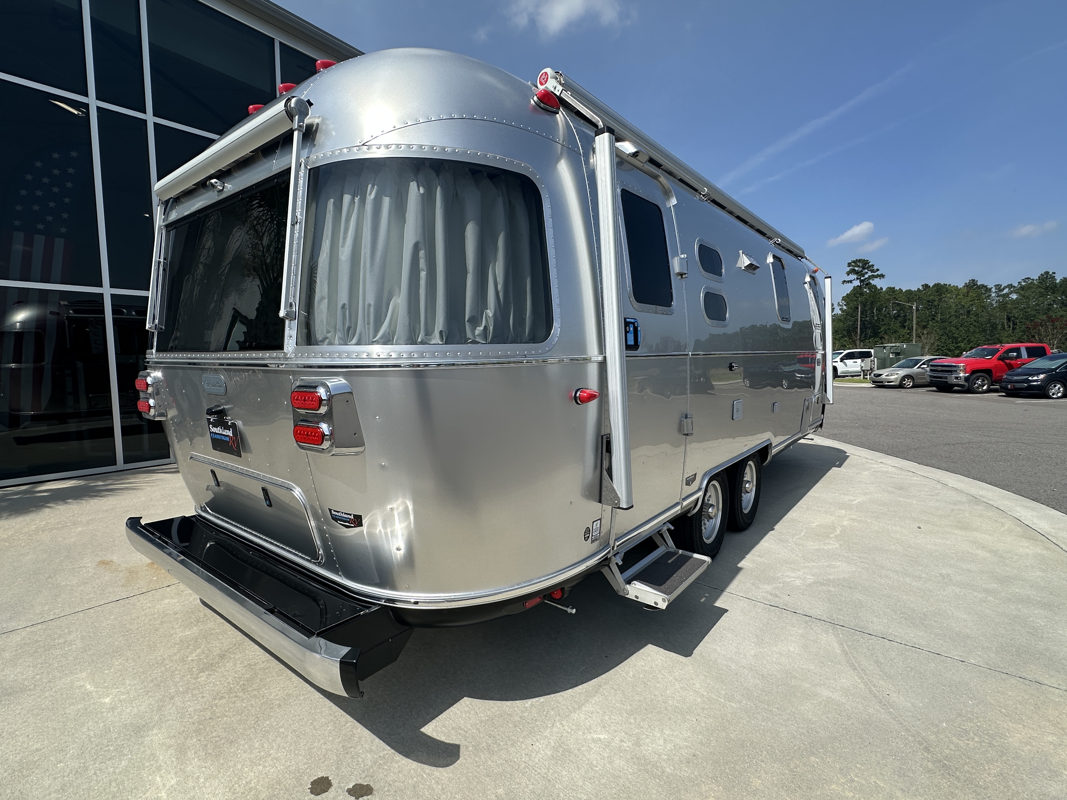 2027 Airstream Globetrotter 25FBT - Image 5