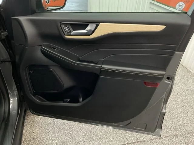 2022 Ford Escape Utility 4D Titanium AWD - Image 27