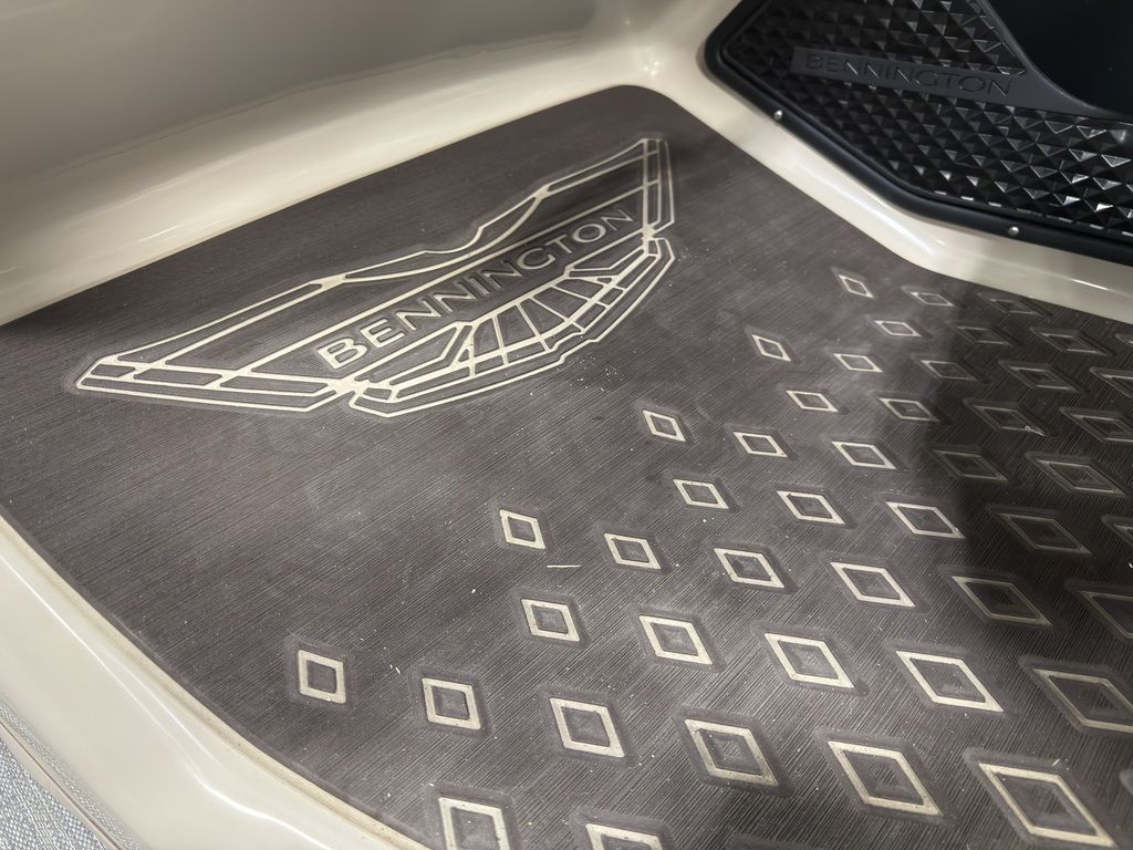 2026 Bennington 24MCSB Carbon Fiber Arch Tritoon Pontoon - Image 59