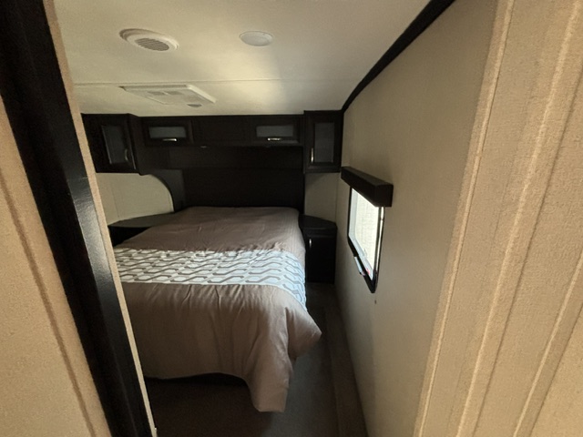 2018 Dutchmen Voltage Triton 3551 - Image 39