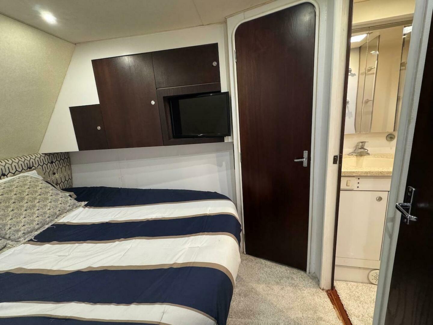 2000 Ocean Yachts 48 Convertible - Image 29