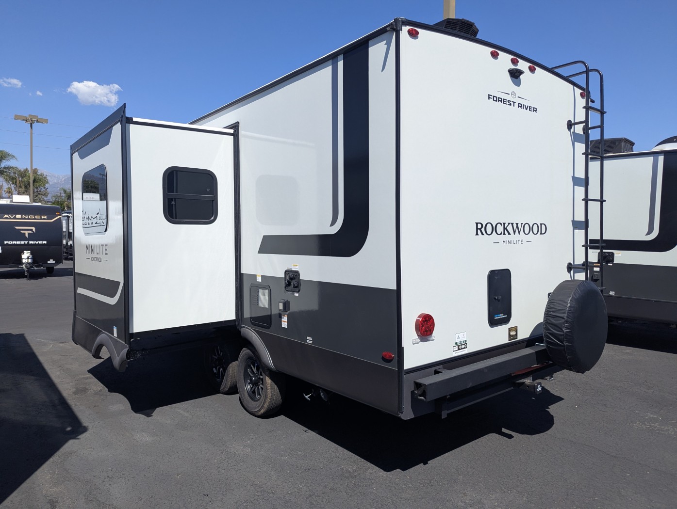 2027 Forest River Rockwood Mini Lite 2205S - Image 5