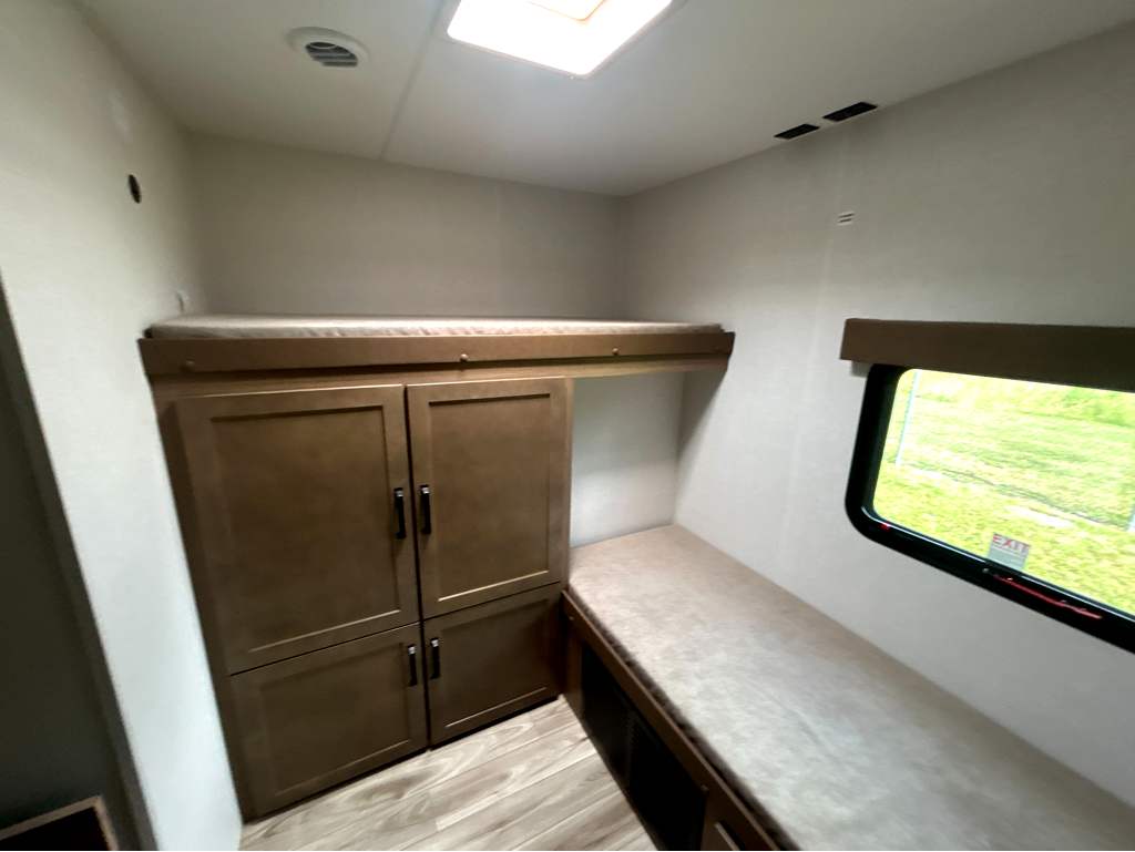 2027 VENTURE RV SPORTTREK 333VIK - Image 18
