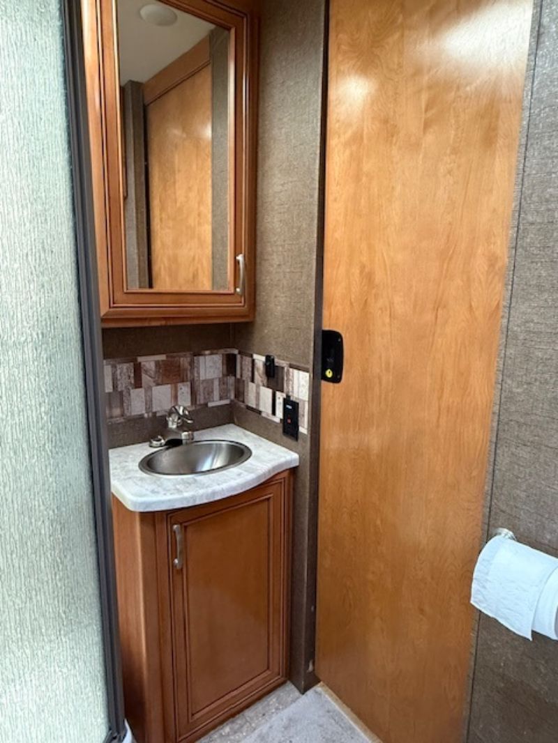 2017 Thor Motor Coach Four Winds Super C 35SB - Image 15