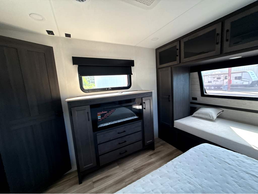 2027 VENTURE RV SPORTTREK 292VRB - Image 24