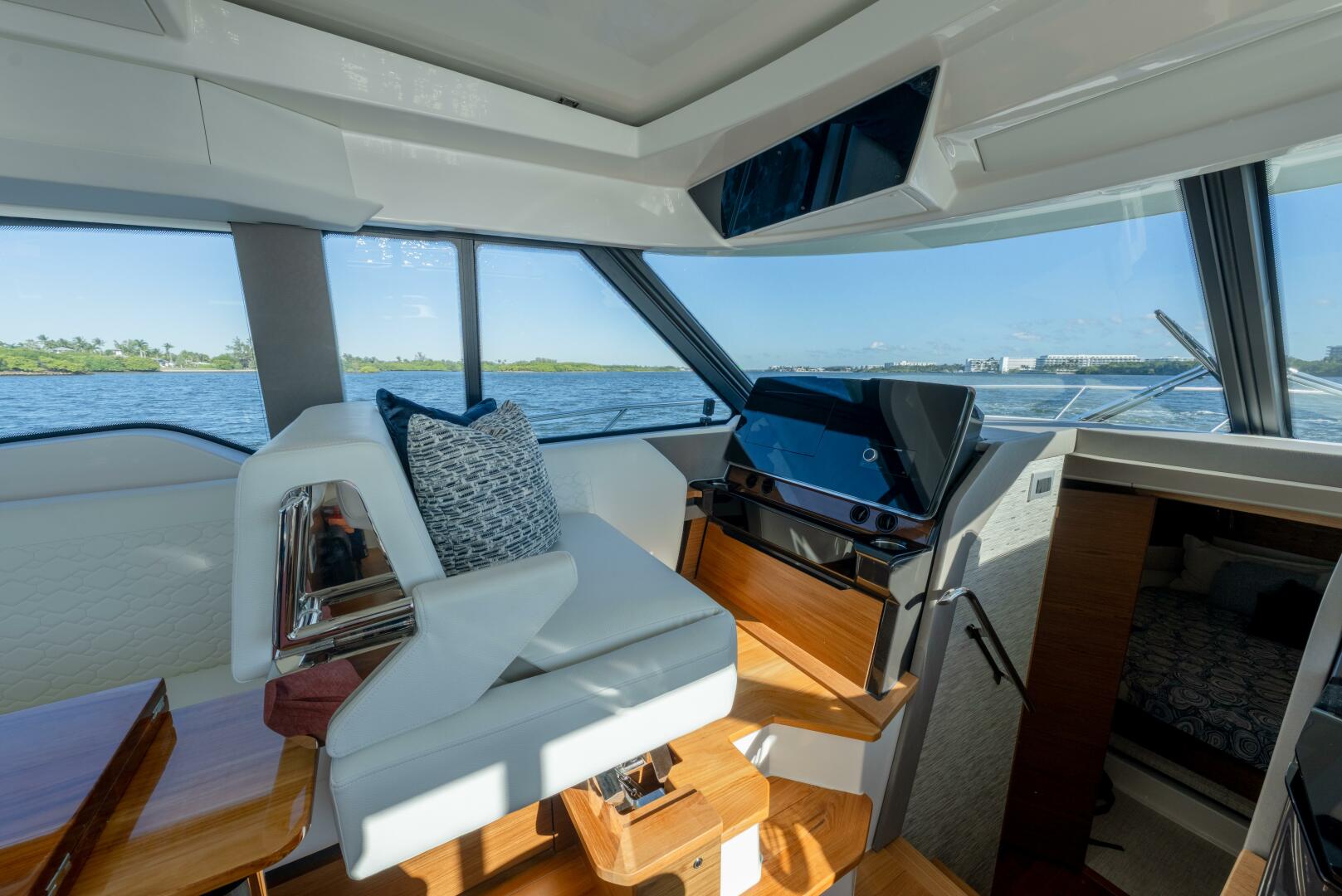 2025 Tiara Yachts 43 LE - Image 25