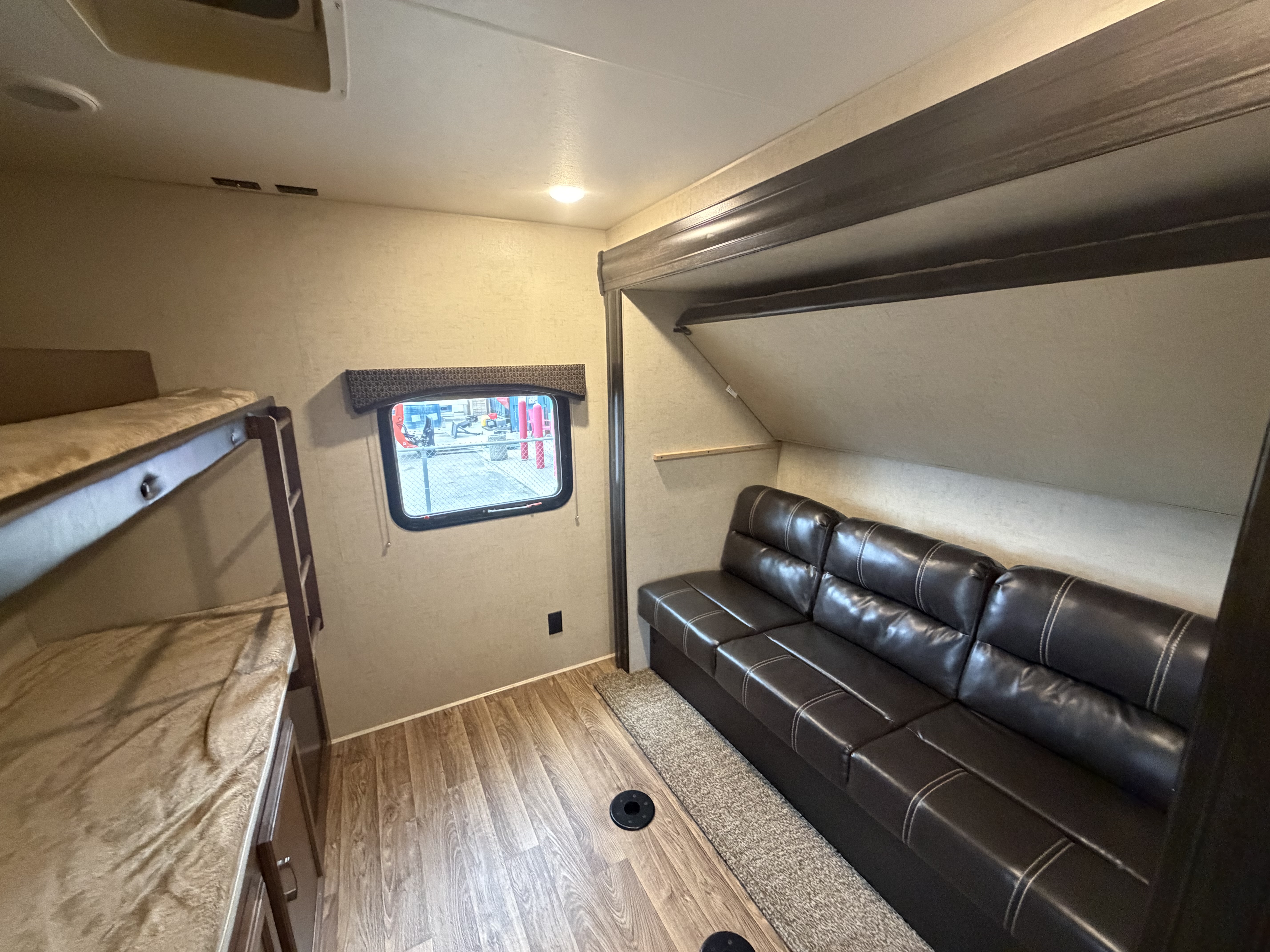 2018 VENTURE RV SPORT TREK 327 VIK - Image 12