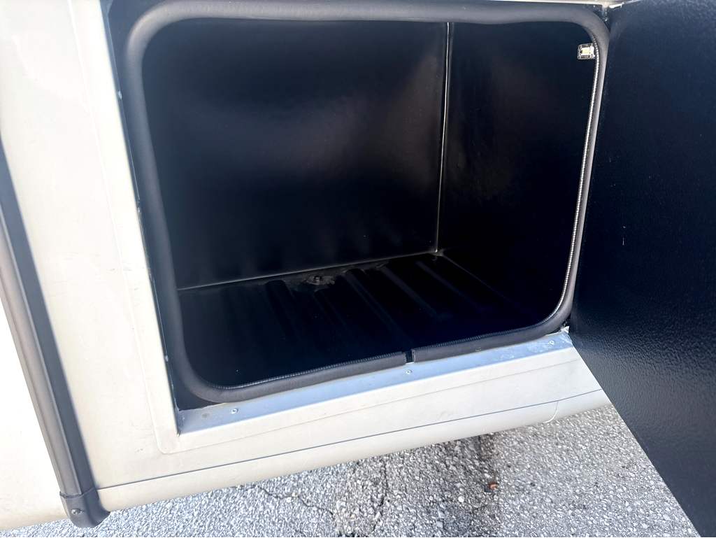 2027 GRAND DESIGN LINEAGE SERIESF 31ZW - Image 6