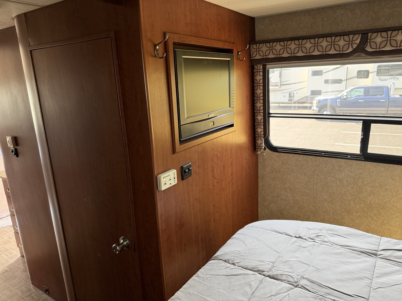 2010 Thor Motor Coach Serrano 31V - Image 13