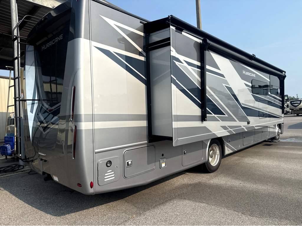 2027 THOR MOTOR COACH HURRICANE 36H - Image 4