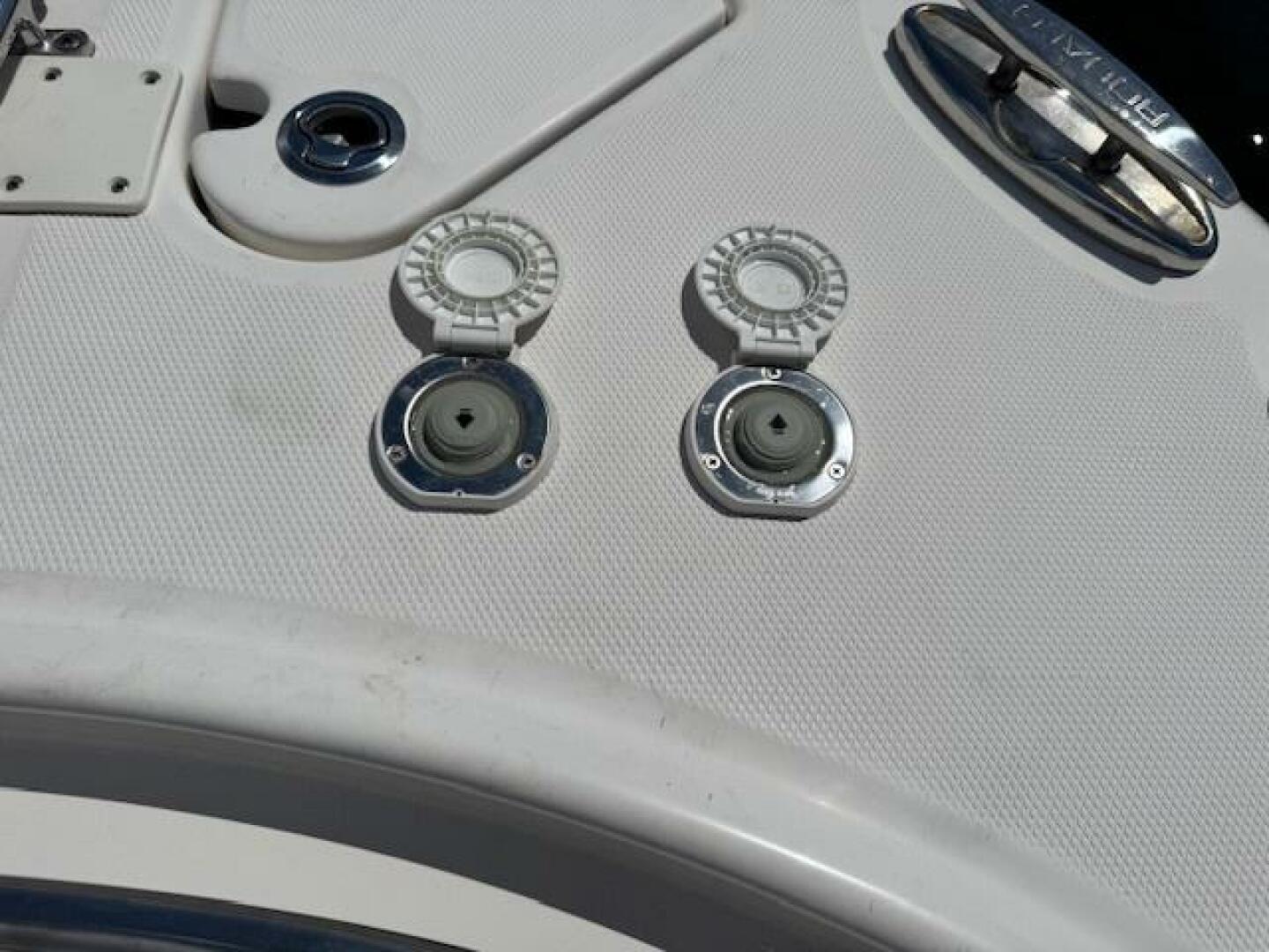 2021 Robalo R242 Center Console Base - Image 20