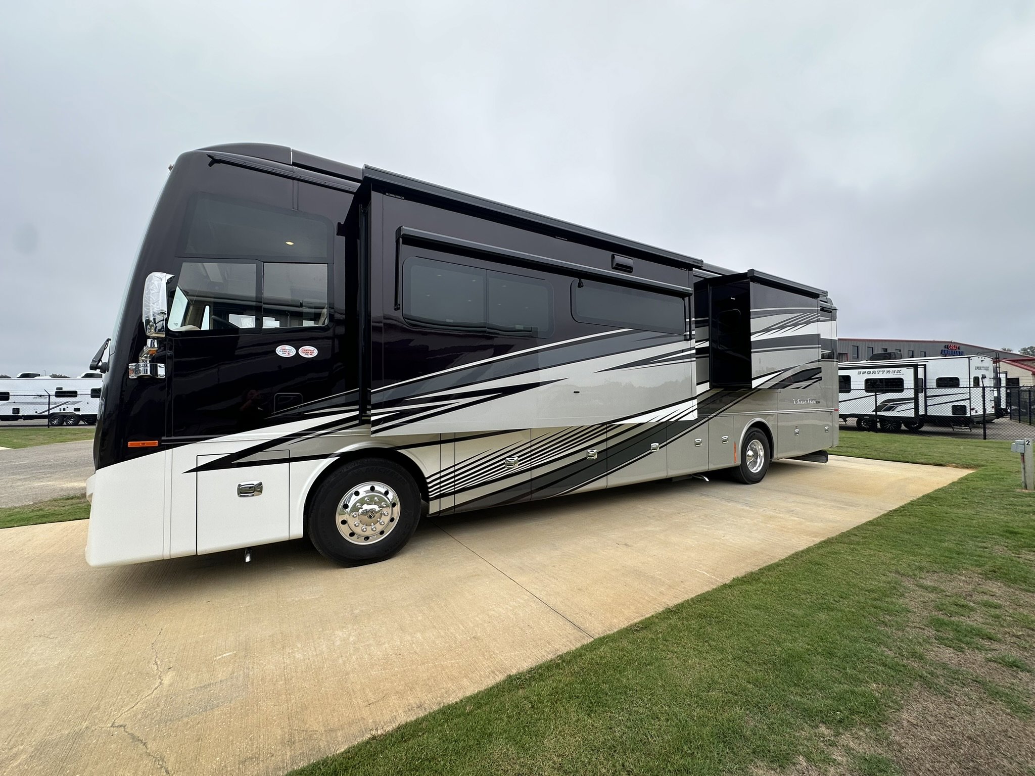 2026 TIFFIN PHAETON 40 IH - Image 4
