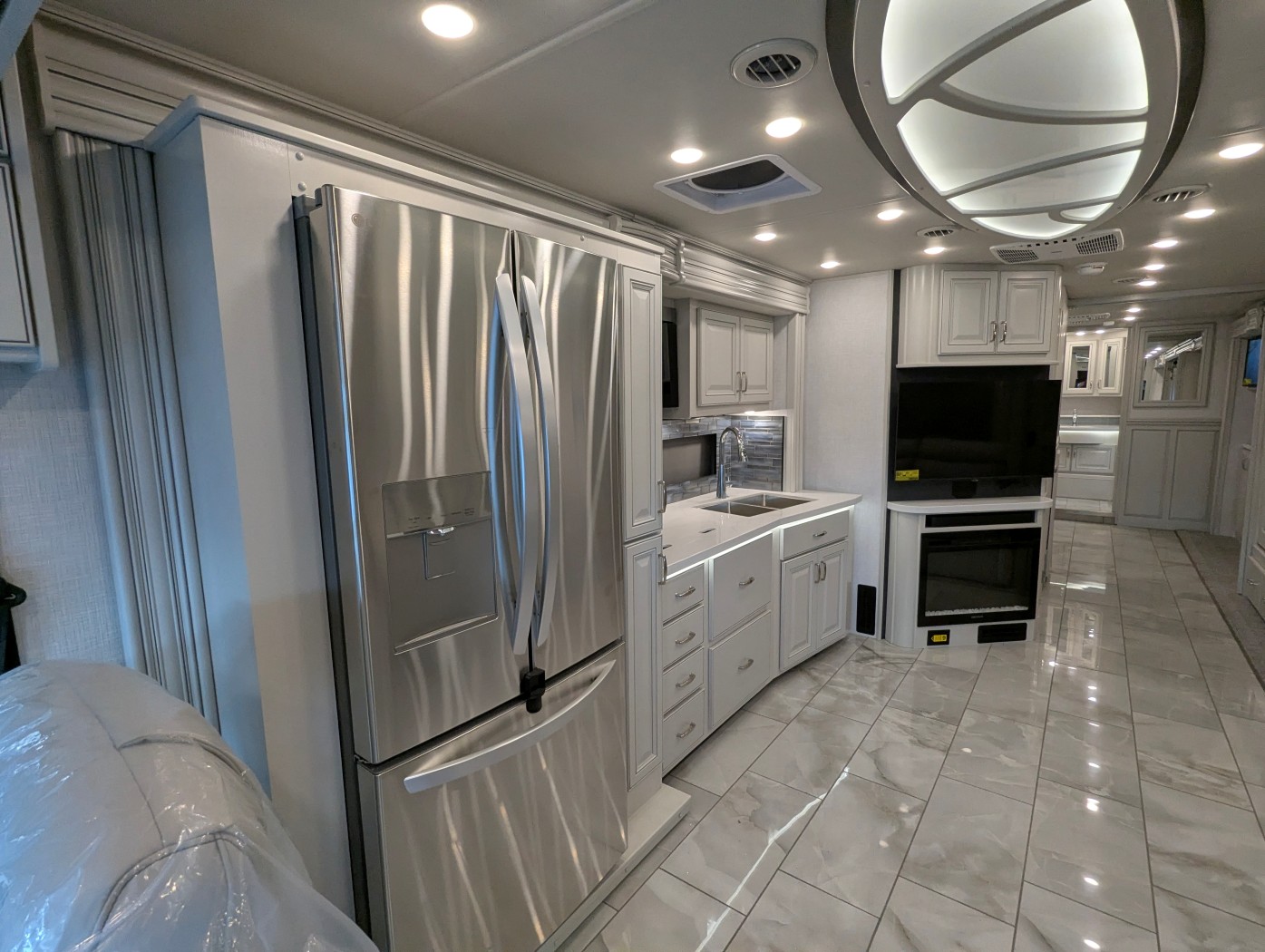 2026 Fleetwood Discovery 38N - Image 15
