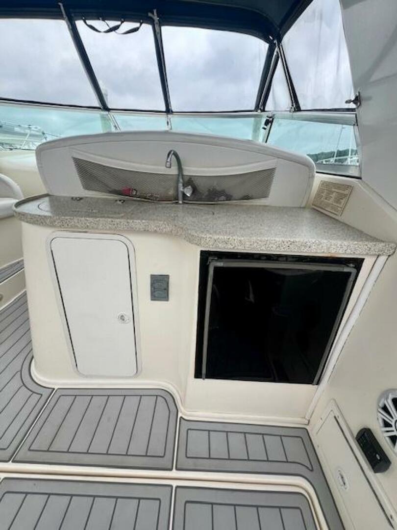 2000 Rinker 342 Fiesta Vee - Image 5