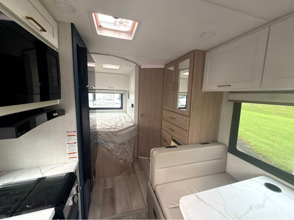 2027 THOR MOTOR COACH MAGNITUDE GA21 - Image 9
