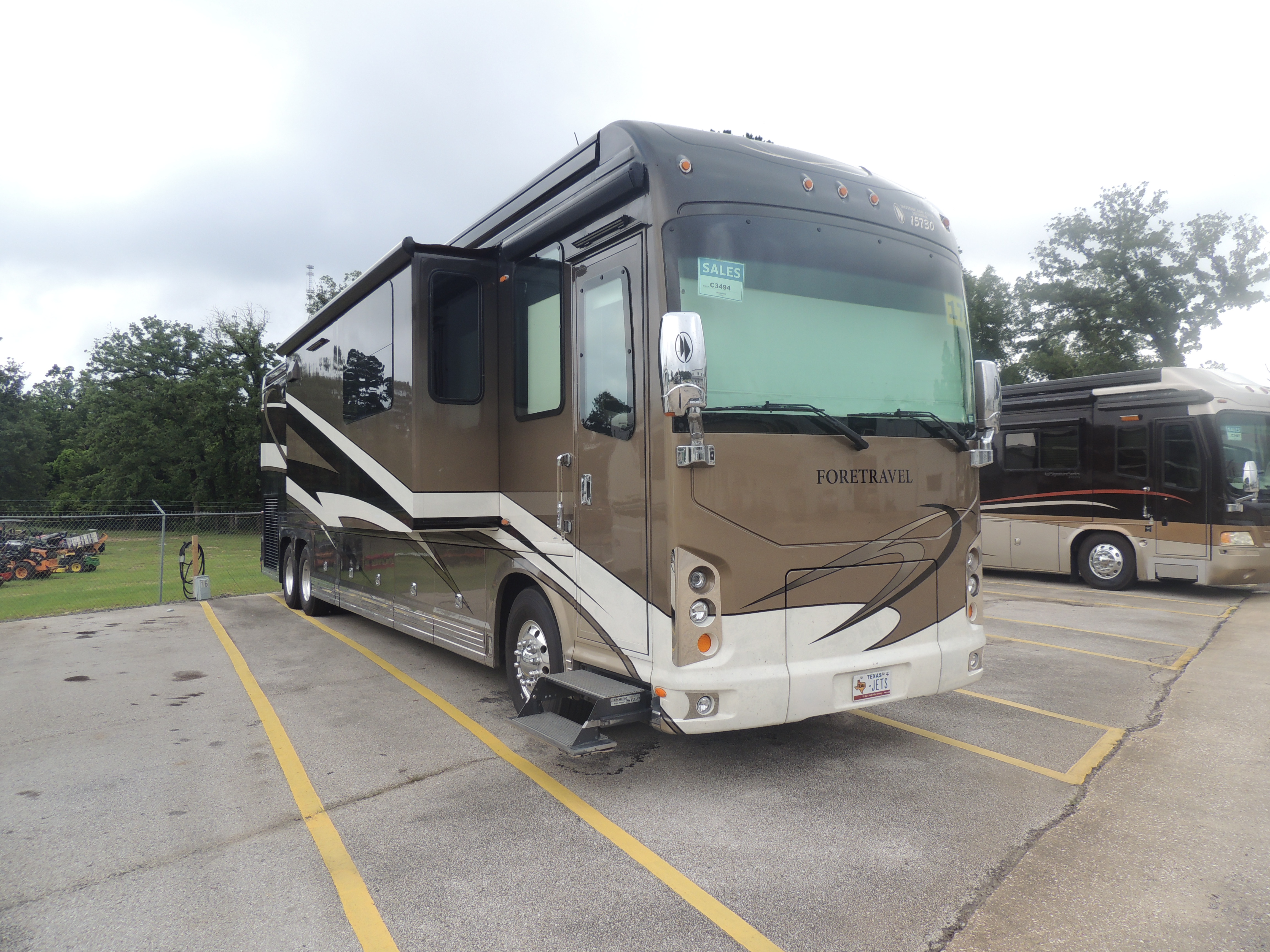 2012 Foretravel IH 45 - exterior 3