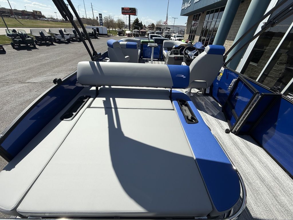 2025 Bennington 22 SSB Swingback Tri-Toon Pontoon - Image 14