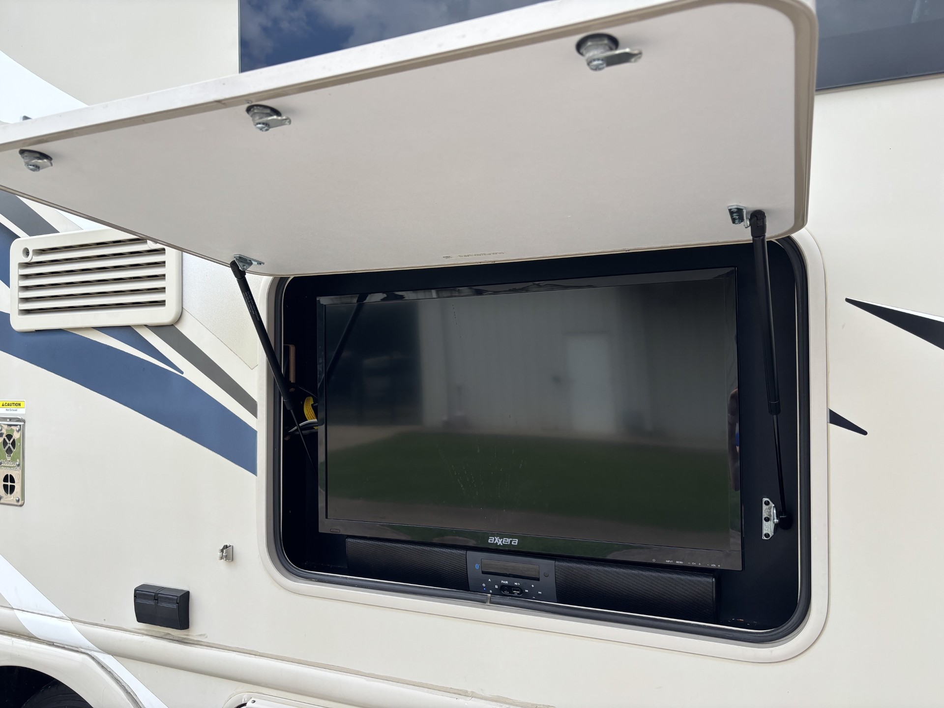 2018 Thor Motor Coach Compass 24TX - Image 9