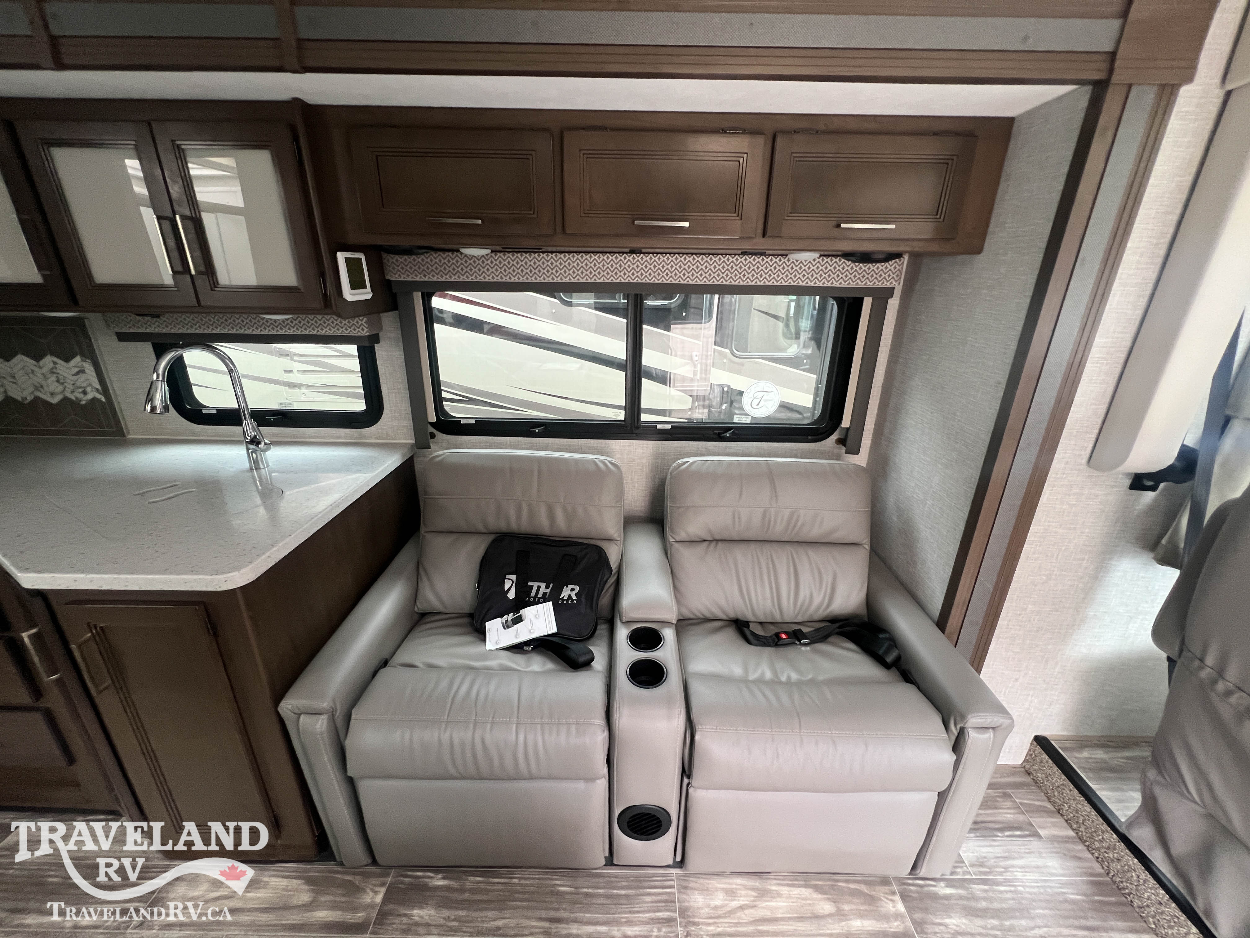2022 Thor Motor Coach Hurricane 29M - Image 15
