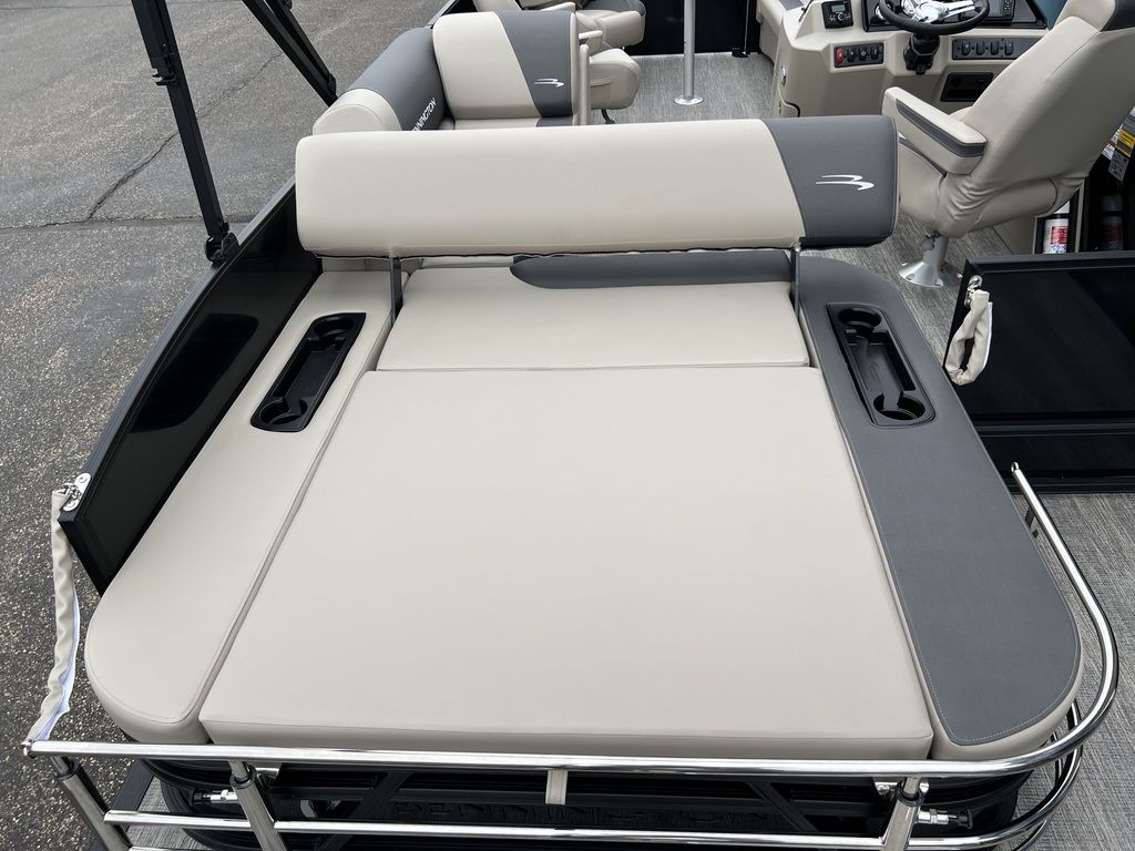 2025 Bennington 22 SSB Tritoon Pontoon - Image 35