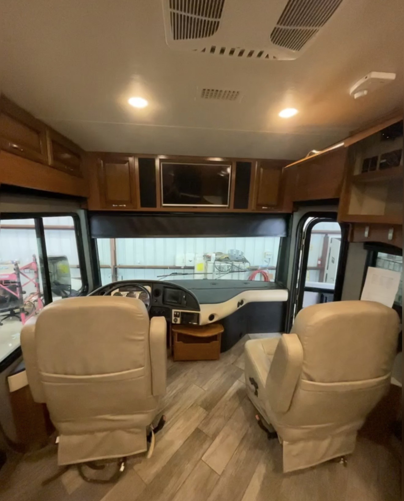 2018 Fleetwood DISCOVERY 38N - Image 20