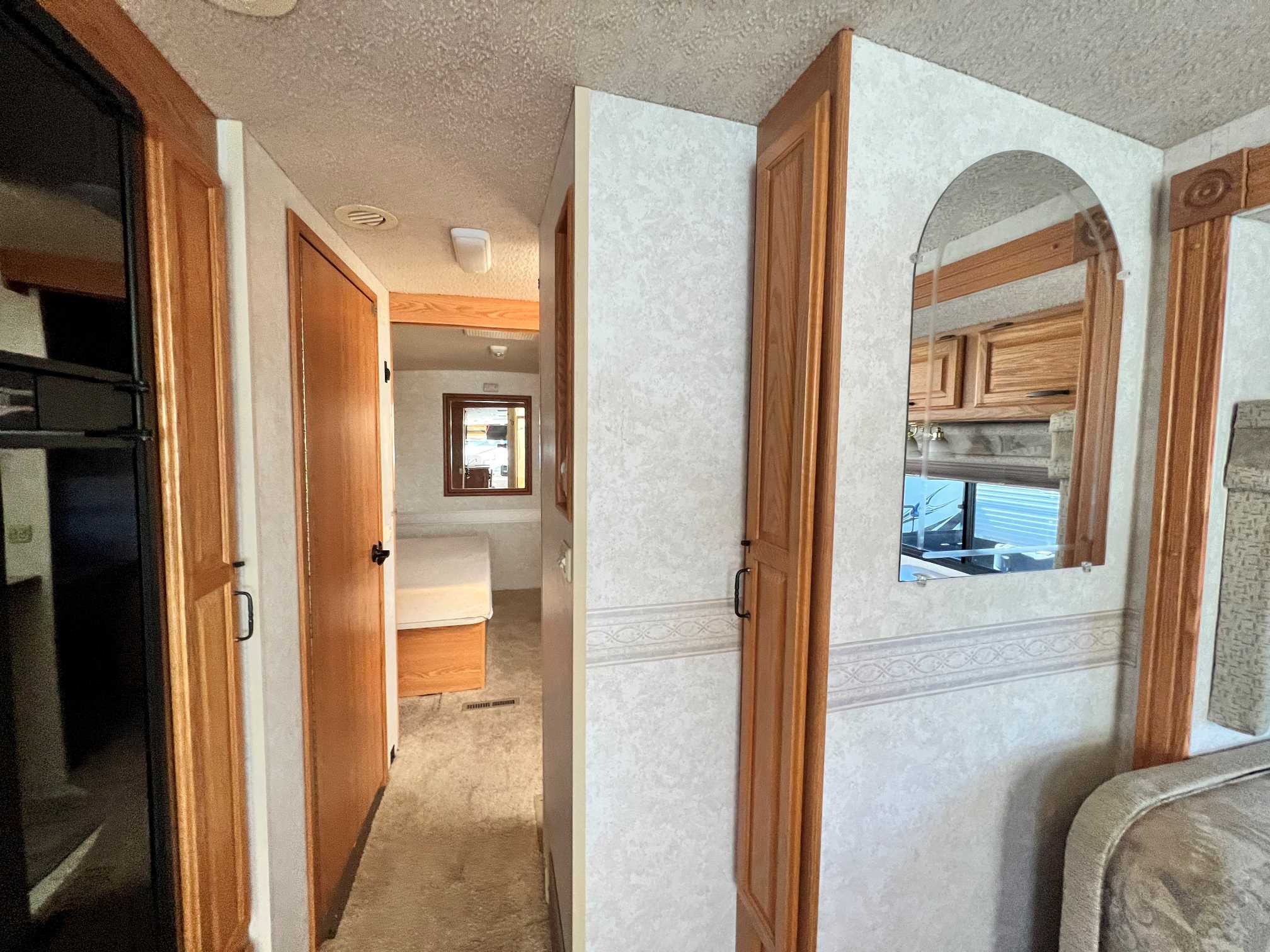 2004 Winnebago Brave 32V - Image 14