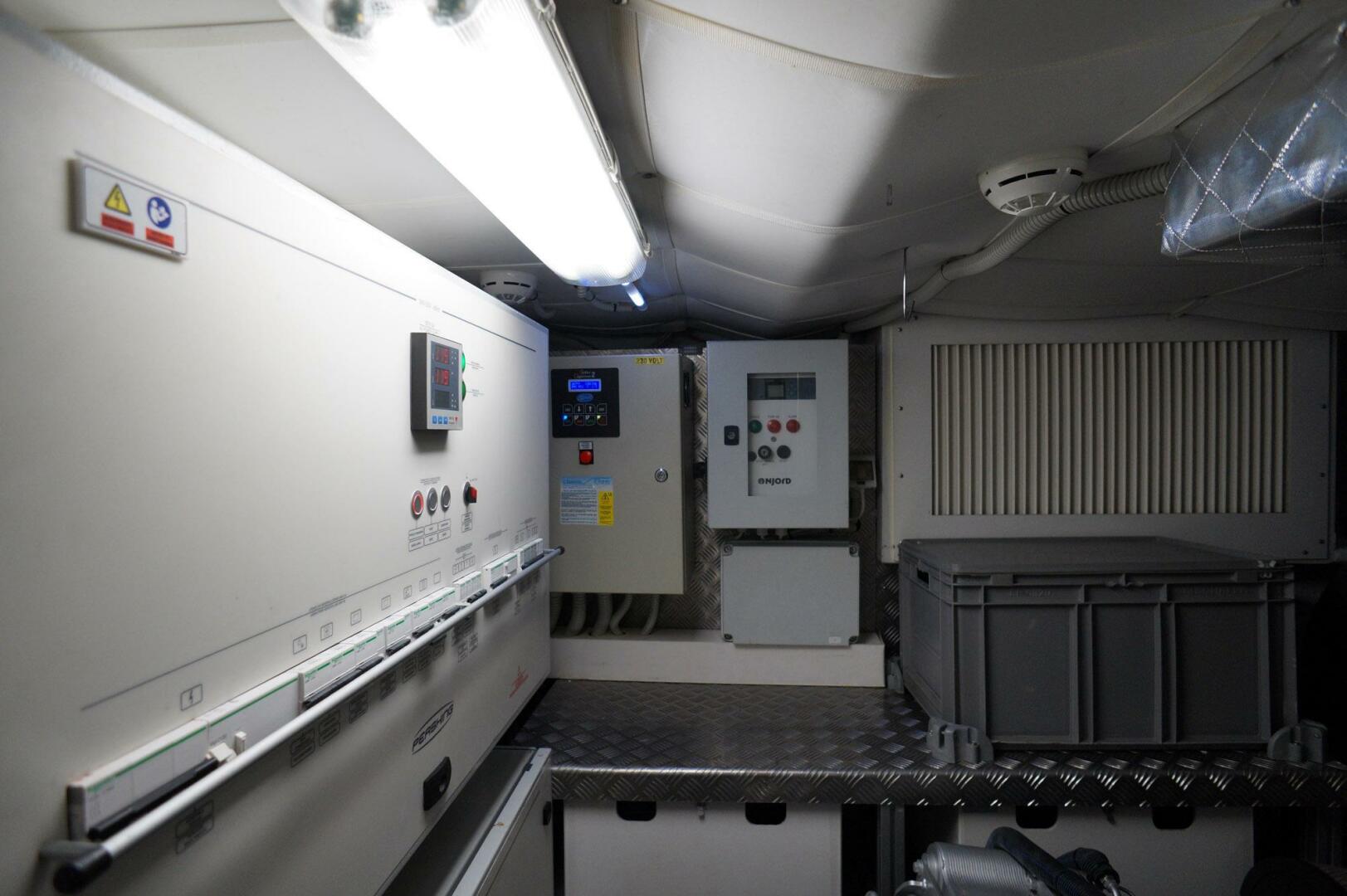 2016 Pershing 70 - Image 33