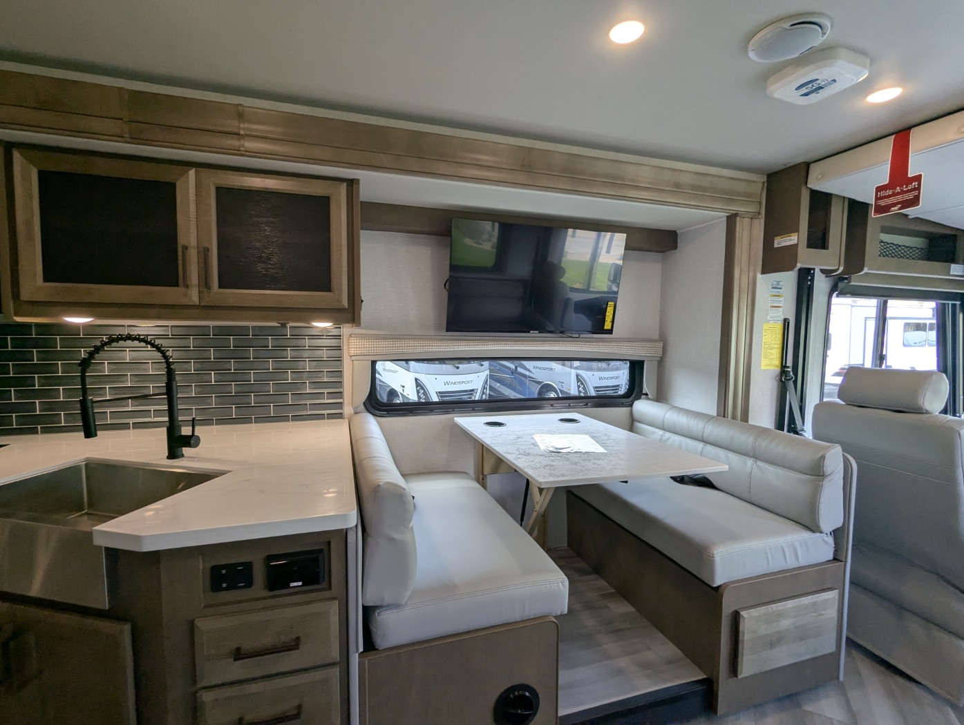 2026 Holiday Rambler Invicta 33HB - Image 10