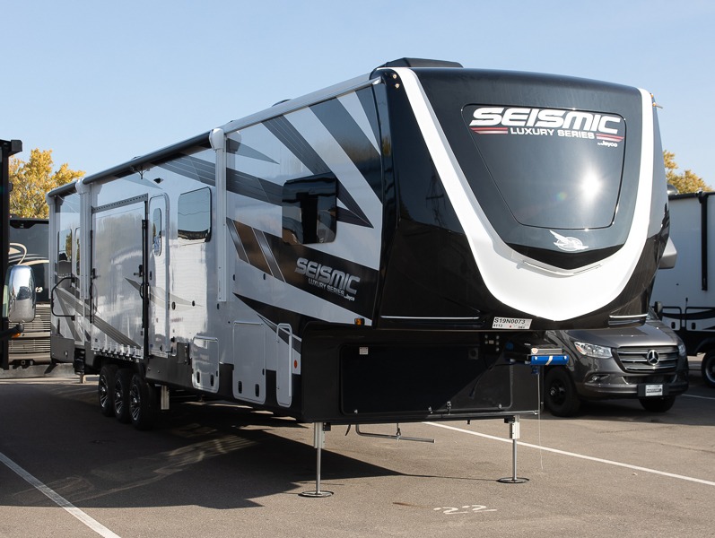 2025 Jayco Seismic Luxury Series 4113