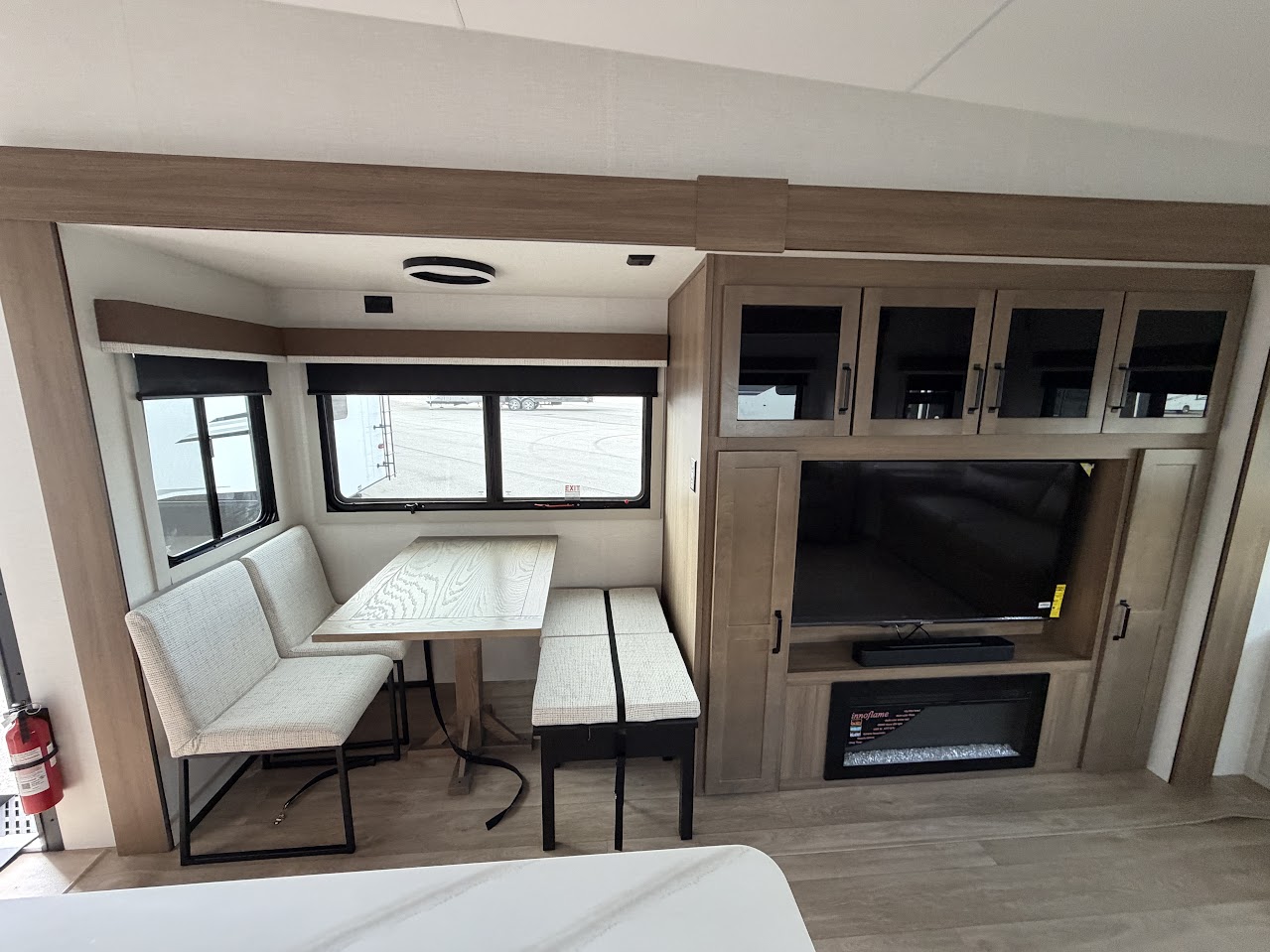 2027 VENTURE RV SPORTTREK 353VIK - Image 14