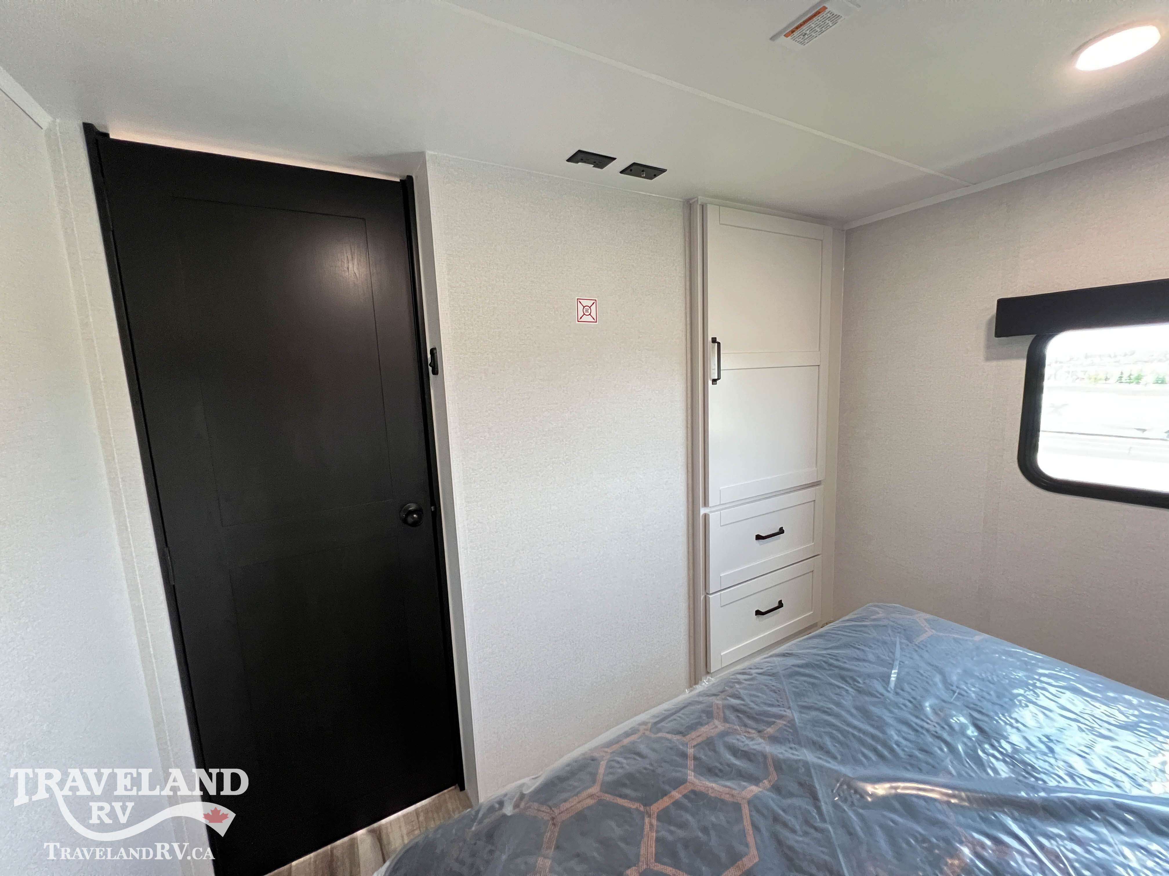 2027 Highland Ridge Roamer Light Duty 28DBSS - Image 27