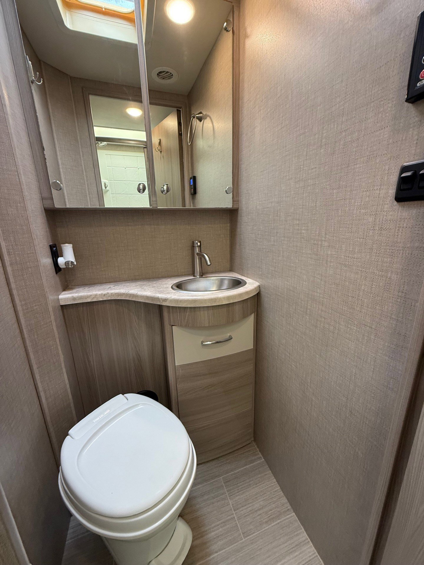 2022 THOR MOTOR COACH DELANO 24RW - Image 11