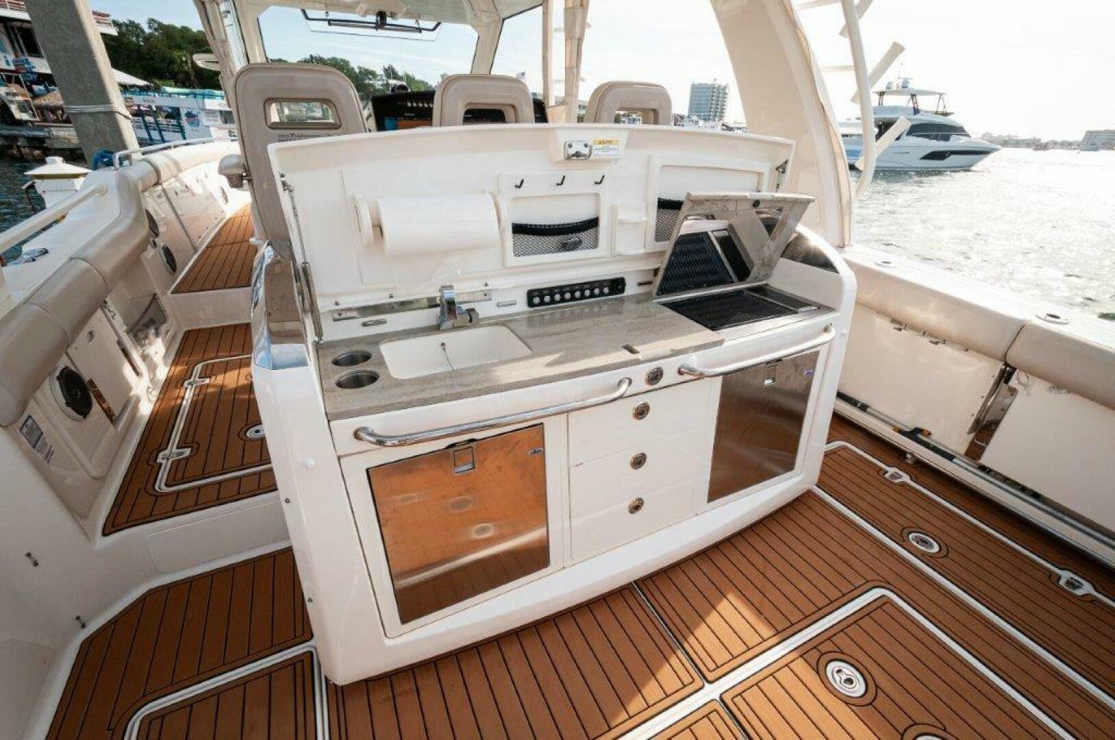 2018 Boston Whaler 420 Outrage - Image 4