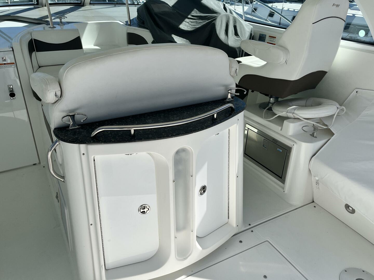 2008 Cruisers Yachts 390 Sport Coupe - Image 17