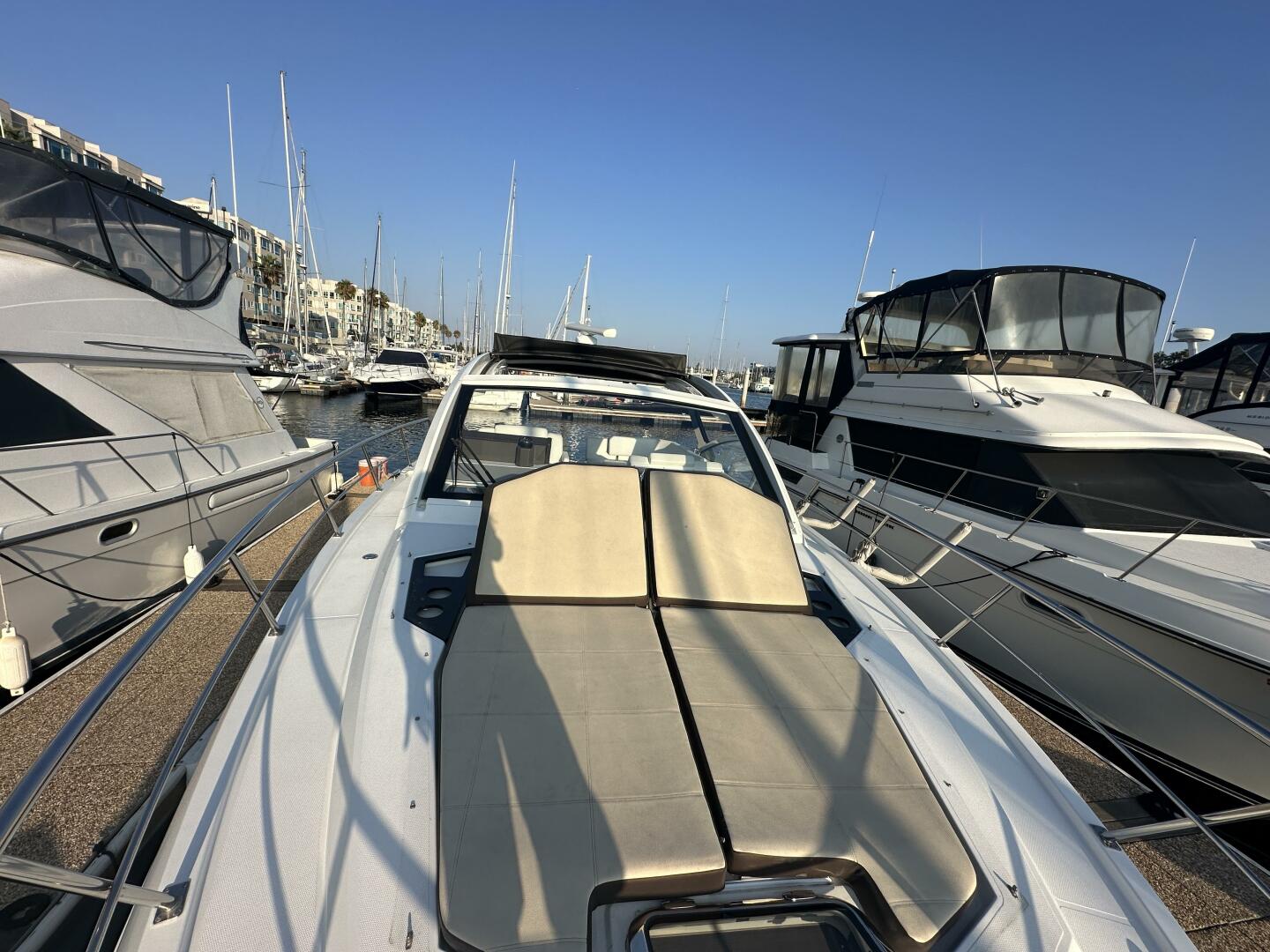 2017 Cruisers Yachts 390 Express Coupe - Image 15