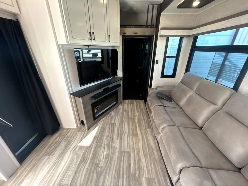 2025 JAYCO SEISMIC 4113 - Image 9