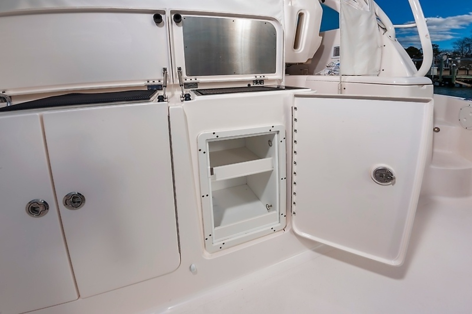 2015 PURSUIT 385 OS Base - Image 13
