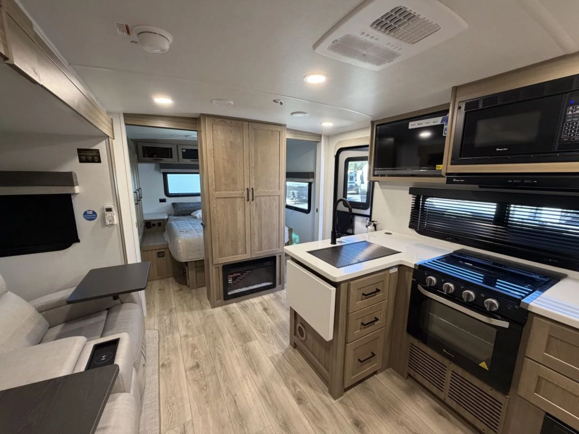 2027 FOREST RIVER ROCKWOOD MINI LITE 2513S - Image 33