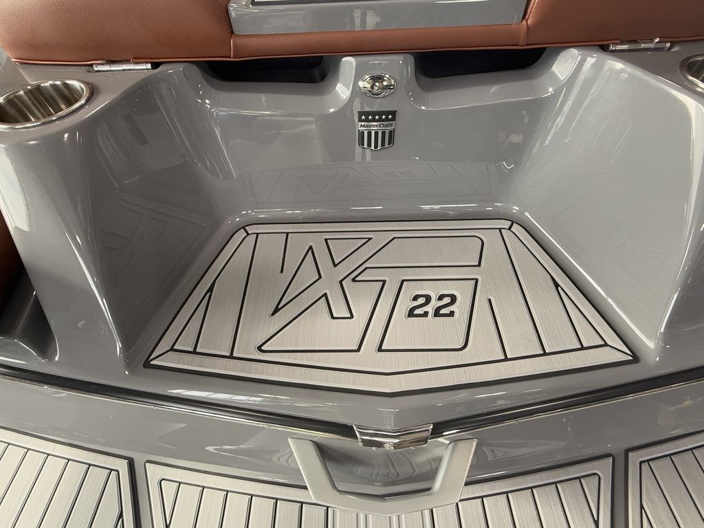2025 MasterCraft XT22 - Image 13