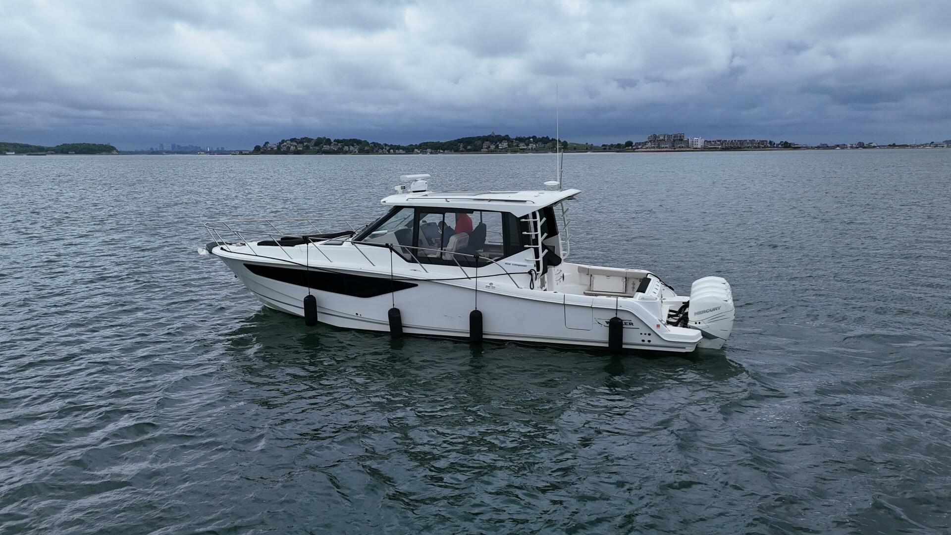 2021 Boston Whaler 405 Conquest - Image 5