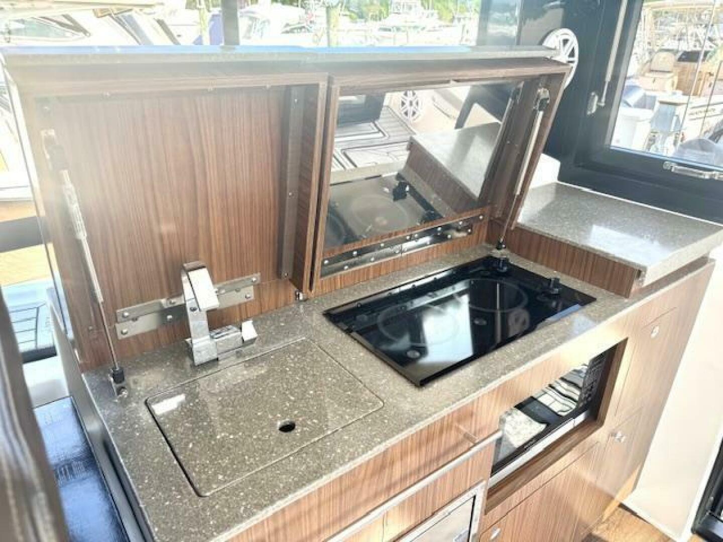 2020 Four Winns Vista 355 Coupe OB - Image 16