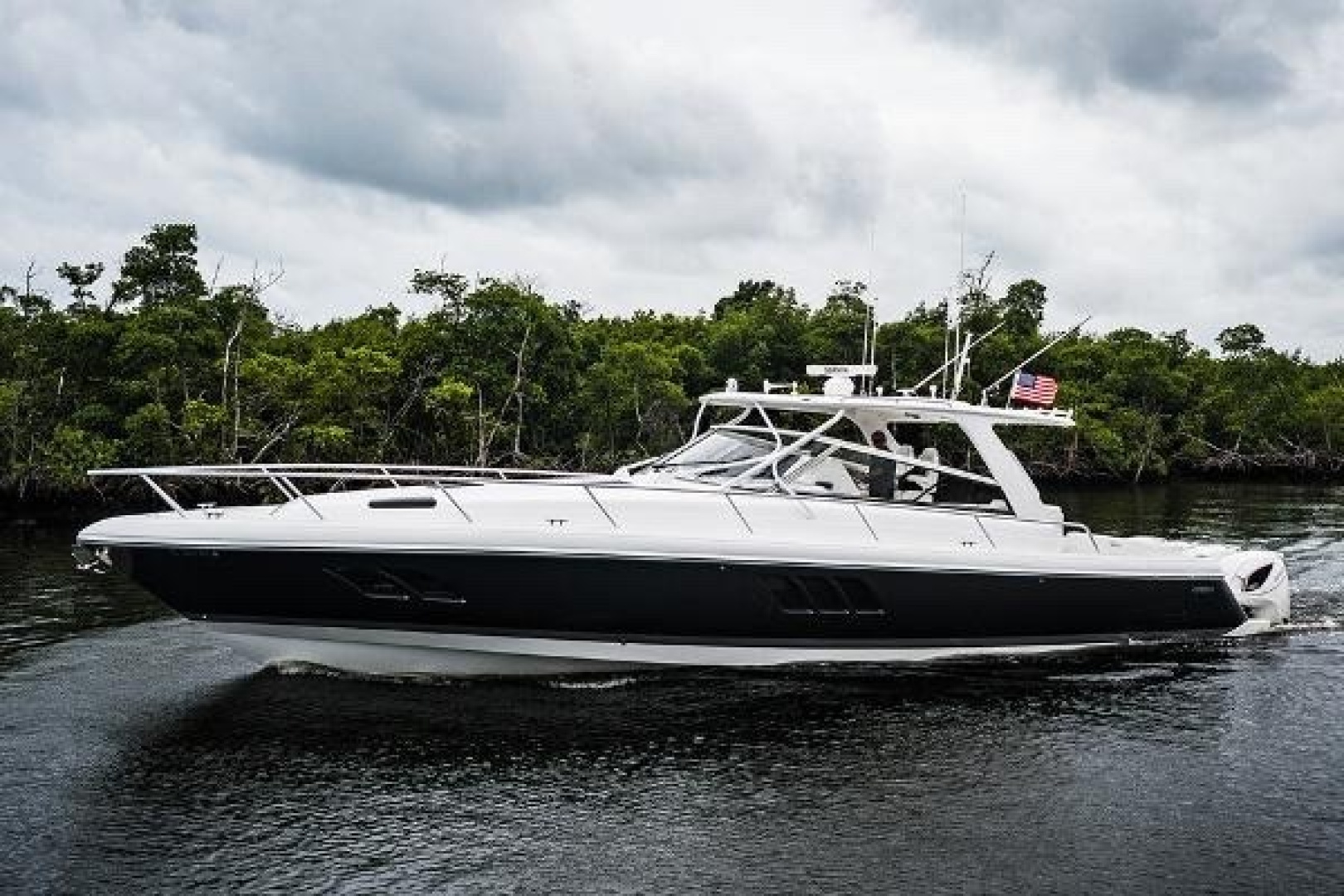 2019 Intrepid 475 Sport Yacht - Image 5