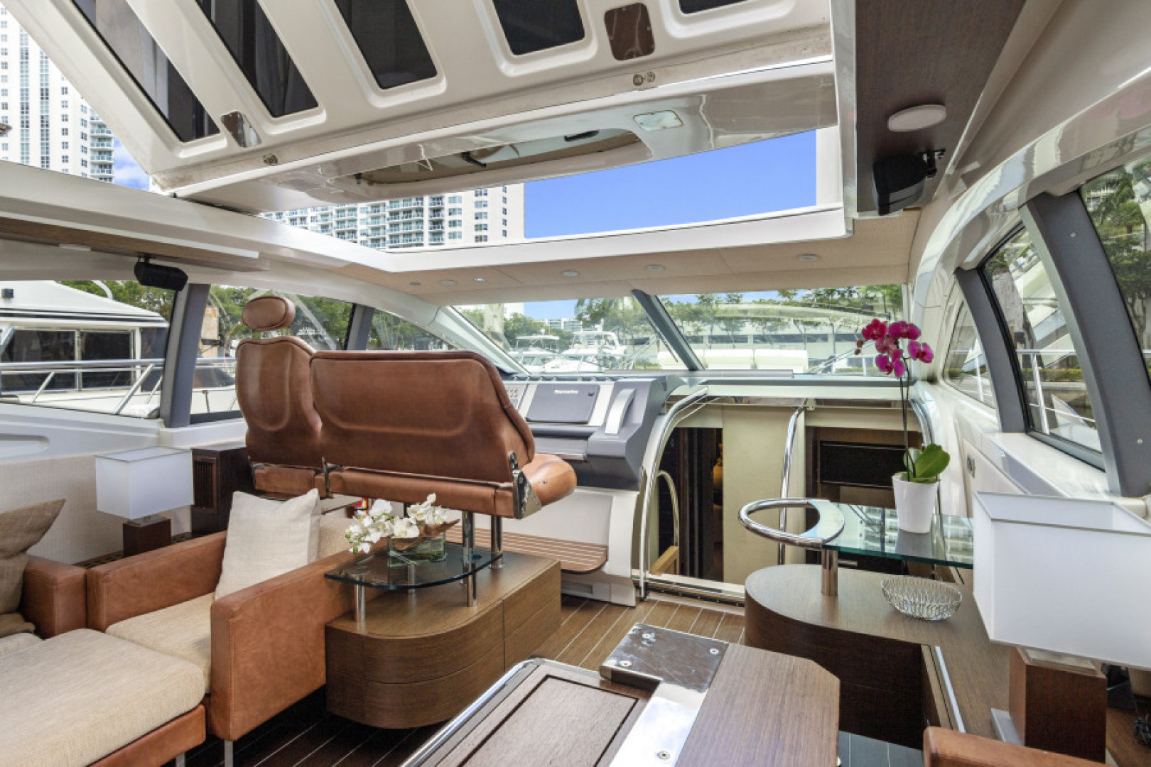 2009 Azimut 68S - Image 10