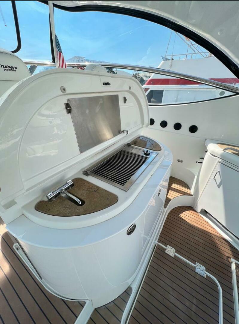 2011 Cruisers Yachts 560 Express - Image 6