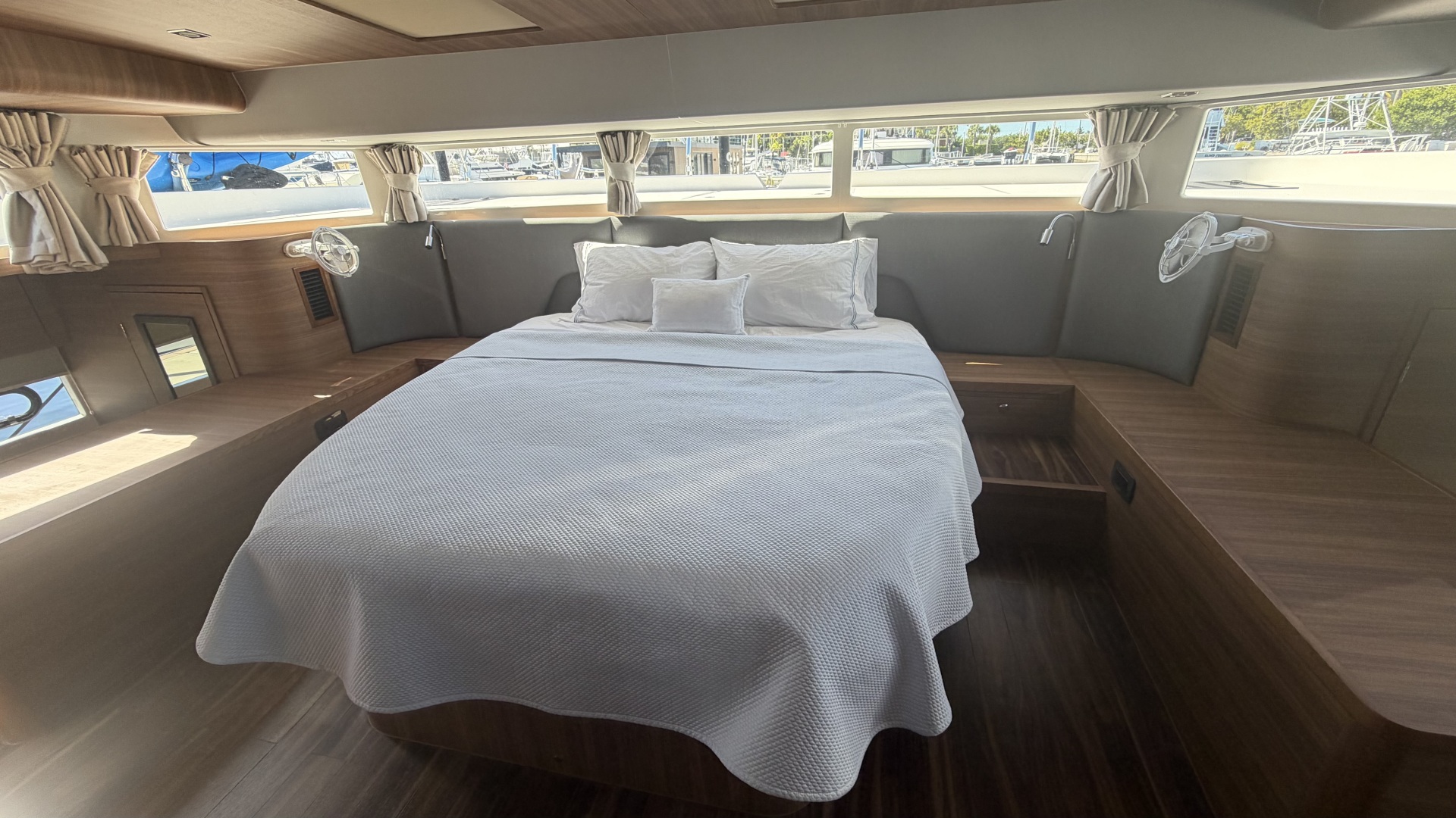 2025 Aquila 54 ENCLOSED BRIDGE - Image 45
