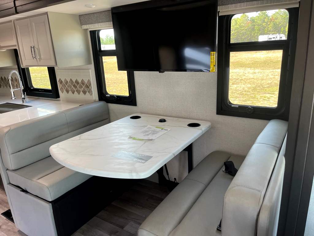 2026 THOR MOTOR COACH PALAZZO 33.6 - Image 12